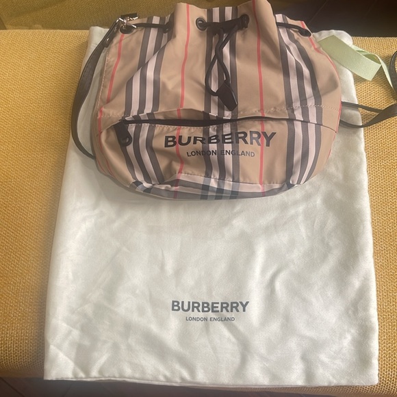 Authentic Burberry bucket bag - Picture 7 of 8